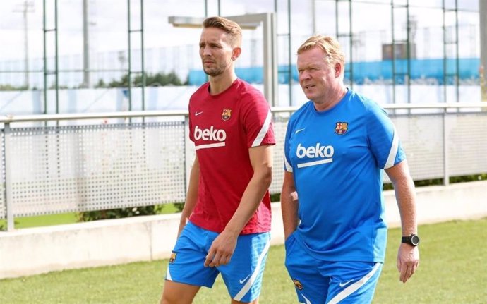 Luuk de Jong y Ronald Koeman en el entrenamiento del FC Barcelona
