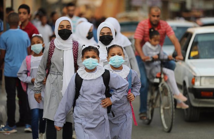 16 August 2021, Palestinian Territories, Nuseirat: Palestinian students walk to their schools in the Nuseirat refugee camp, central Gaza Strip, at the beginning of the new school year, amid the outbreak of the coronavirus (COVID-19). Photo: Atia Darwish