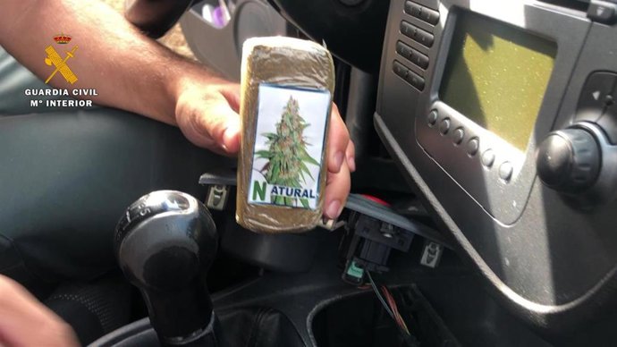 Detenido un varón en La Rioja con 100 gramos de polen de hachís ocultos en su vehículo.