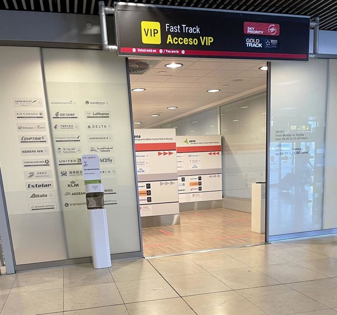 Dispensador  Gel Hidroalcohólico Instalado En Aeropuerto Adolfo Suárez