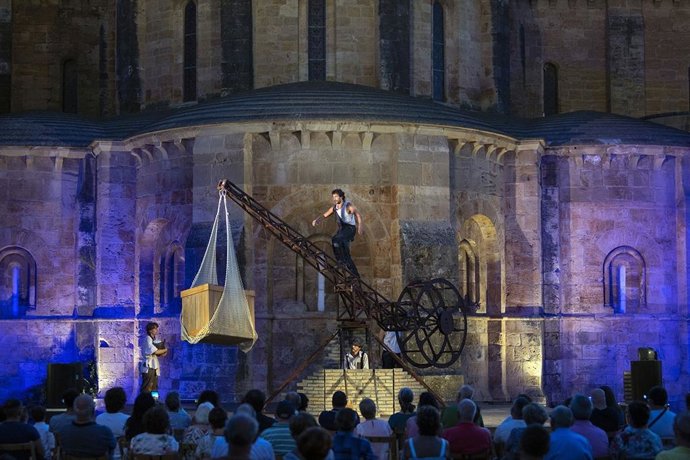 Representación en Fitero del montaje Kimera, de la compañía La Banda Teatro Circo.