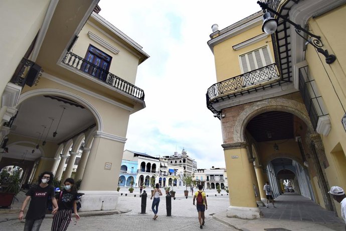 Personas con mascarilla en el casco antiguo de La Habana