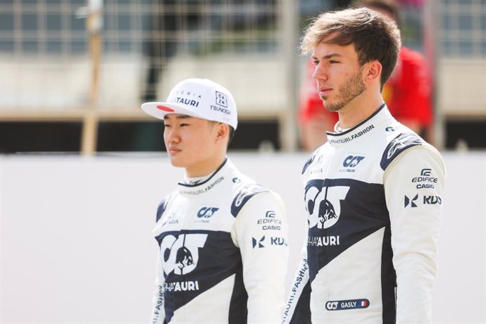 Archivo - Yuki Tsunoda y Pierre Gasly