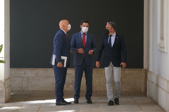 Imagen de archivo de Juanma Moreno con los consejeros Imbroda y Bendodo en el anterior consejo de gobierno