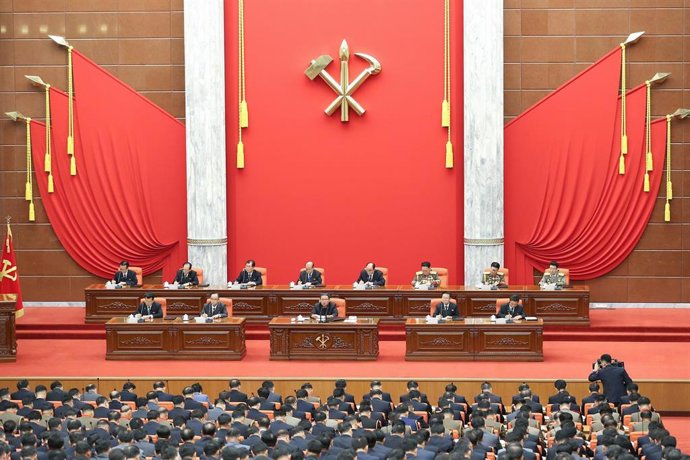 Kim Jong Un preside una reunión del partido norcoreano