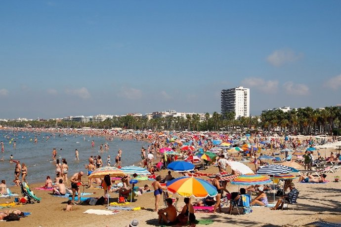 El turismo nacional salva el verano y aporta esperanza al sector turístico, con un 15% más de reservas que en 2020.