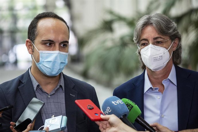 La portavoz de Recupera Madrid, Marta Higueras, y el concejal del Grupo Mixto, Jose Manuel Calvo 