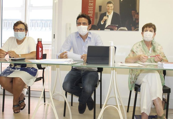 El secretario general del PSOE de Santander, Pedro Casares, y miembros de la Ejecutiva del partido a nivel local