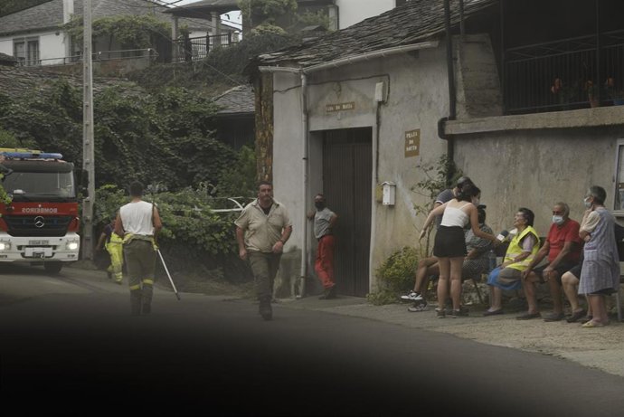 Un camión de bomberos trata de sofocar los Incendios de un fuego en el municipio de Quiroga (Margaride), en la provincia de Lugo a 6 de septiembre de 2021, en Galicia (España)