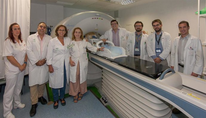 Archivo - Profesionales del Hospital Virgen del Rocío aplican técnicas avanzadas de Radioterapia