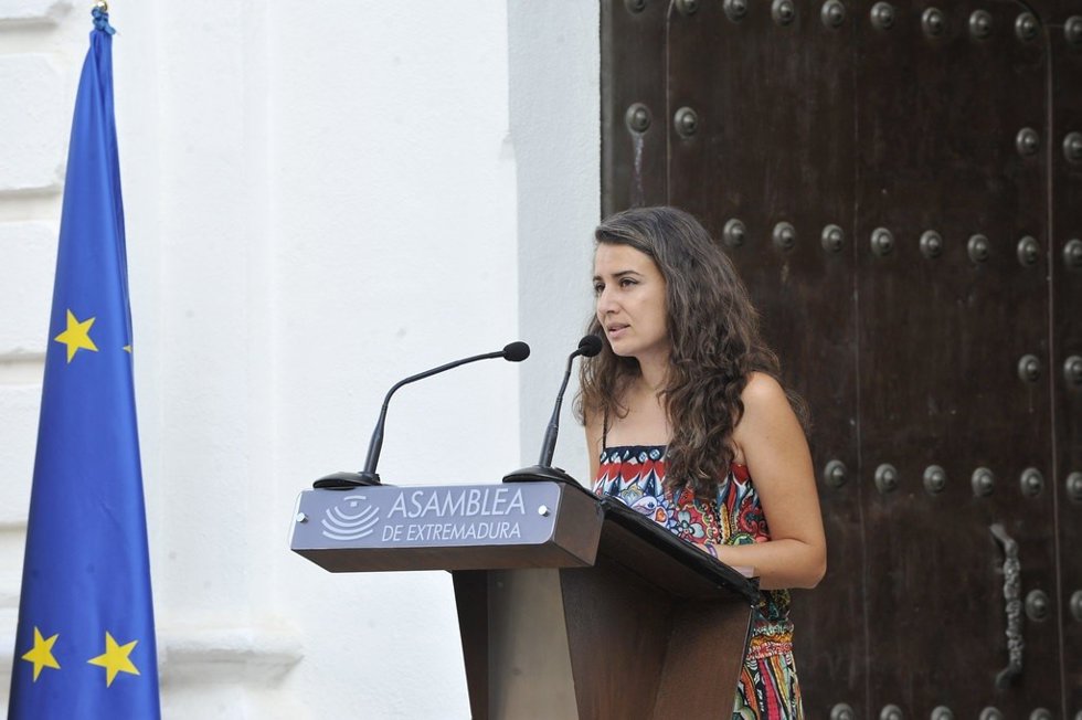 La presidenta de Unidas por Extremadura en la Asamblea, Irene de Miguel, en su discurso en el acto institucional en la Cámara regional con motivo del Día de Extremadura 2021
