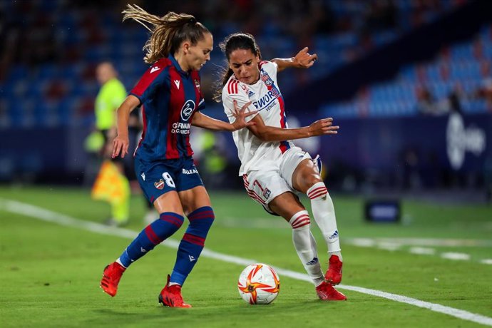 Irene Guerrero pugna por un balón en el Levante-Olympique de Lyon de la Championes femenina