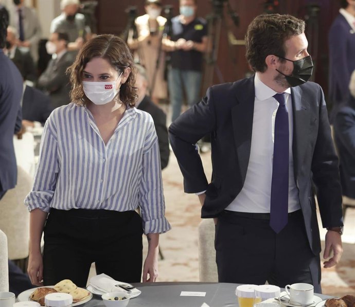 La presidenta de la Comunidad de Madrid, Isabel Díaz Ayuso, y el presidente del Partido Popular, Pablo Casado, durante un desayuno informativo del Fórum Europa