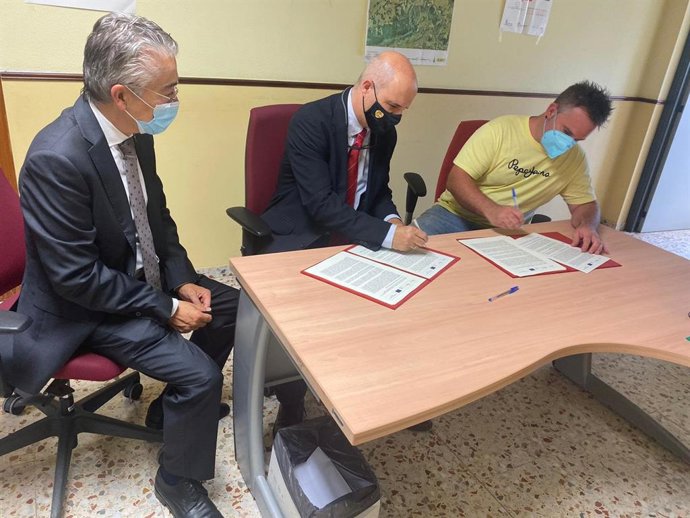 Firma del convenio entre el Instituto Tecnológico Agrario y la Comunidad de Regantes Berokia de Treviño.