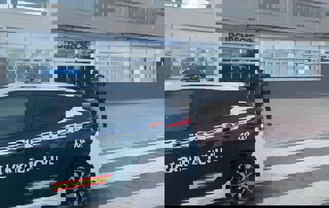 El coche patrulla de la Guardia Civil, ante la entrada de urgencias del Hospital Mateu Orfila de Mahón, tras auxiliar a una mujer de parto.