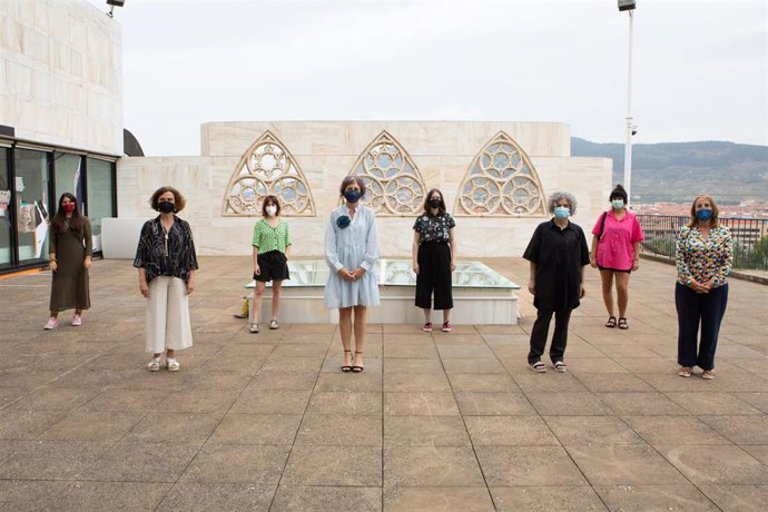 La consejera Esnaola junto a varias ilustradoras y responsables de la muestra