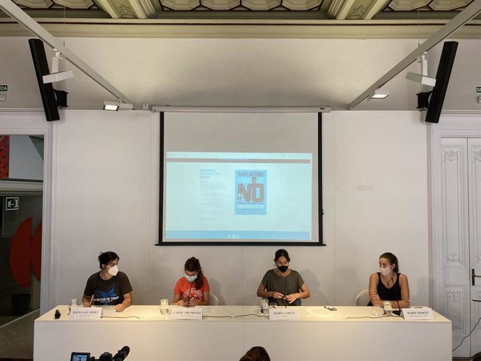 Las representantes de las organizaciones que lideran la concentración contra la ampliación del Aeropuerto de Barcelona-El Prat durante la rueda de prensa.