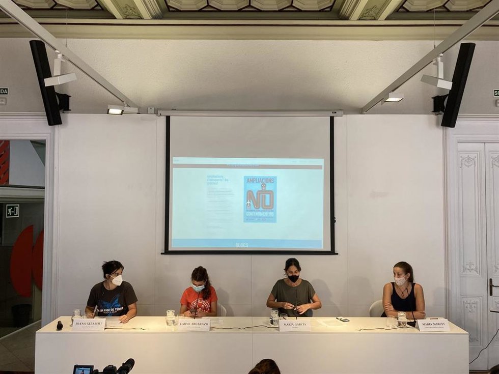Las representantes de las organizaciones que lideran la concentración contra la ampliación del Aeropuerto de Barcelona-El Prat durante la rueda de prensa.
