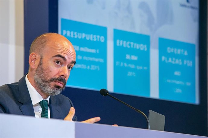 El director general de Recursos Humanos del SESCAM, Iñigo Cortázar, informa en rueda de prensa sobre la situación de Recursos Humanos del Servicio de Salud de Castilla-La Mancha en la pandemia y sobre las líneas de actuación en los próximos meses.