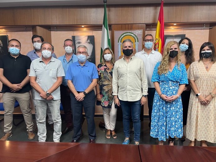 Sutil, junto a los jefes de servicio de la Delegación y representantes de Asadipre Jaén.