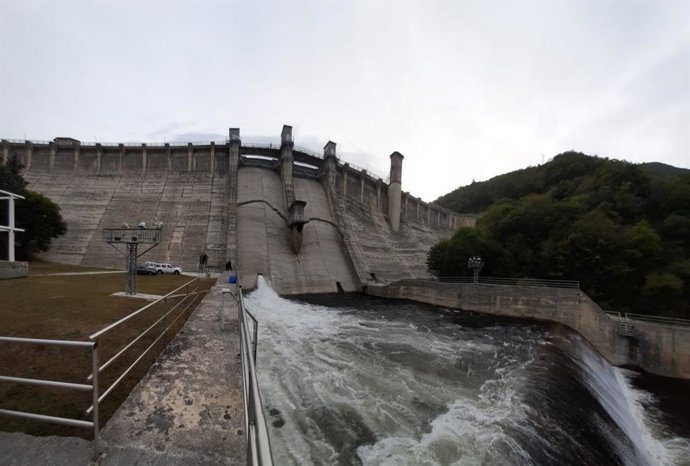 Desembalse del embalse de Eugui.