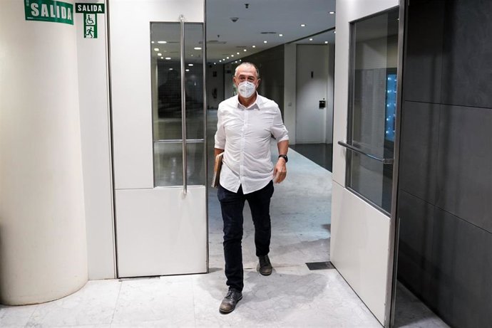 Archivo - El diputado de Compromís en el Congreso, Joan Baldoví, a su llegada a una rueda de prensa en el Congreso de los Diputados, a 27 de julio de 2021, en Madrid, (España).