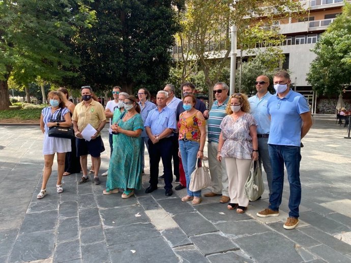 Asociaciones y entidades de comerciantes de Palma se reúnen en Plaza España para pedir el cese del regidor Dalmau.