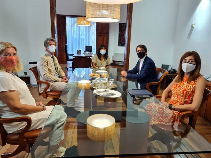 El conseller Negueruela, acompañado de la directora general de Turismo, Rosana Morillo,  se reúne con el embajador de los Países Bajos en España, Jan Versteeg, para analizar la temporada turística.