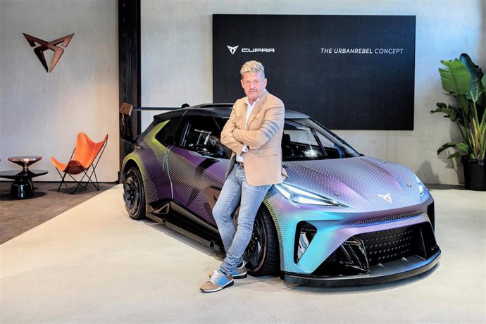 El presidente de Cupra, Wayne Griffiths, posando ante el UrbanRebel Concept Car, en Múnich (Alemania).