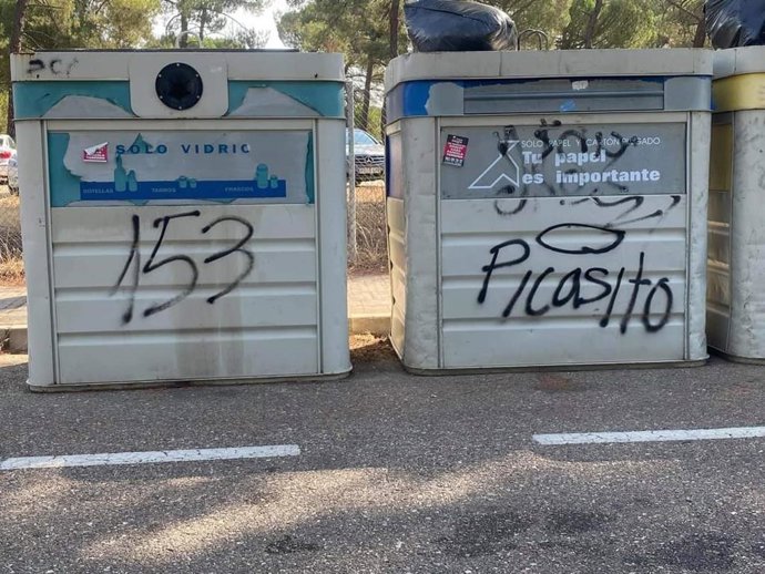 Pintadas aparecidas en varios contenedores en Aldeamayor.