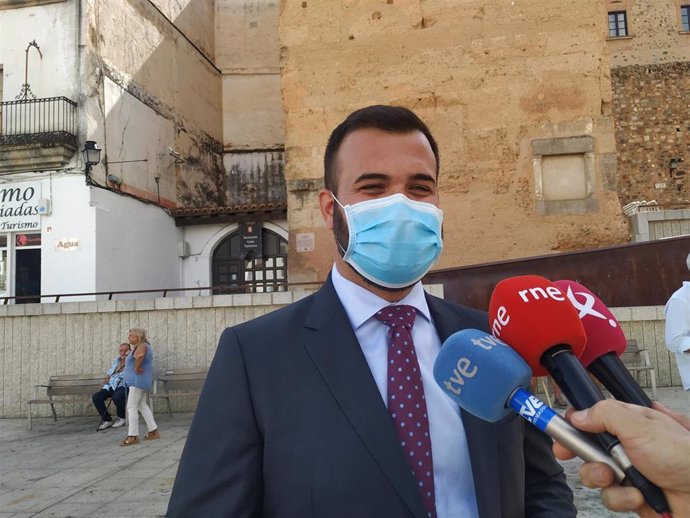El alcalde de Cáceres, Luis Salaya, confía en que Cáceres abandone el nivel 3 de alerta sanitaria para "aliviar" la economía local