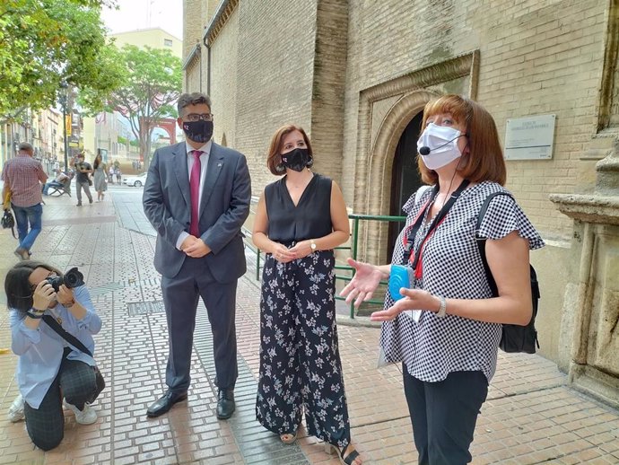 La vicealcaldesa de Zaragoza, Sara Fernández, escucha las explicaciones sobre la nueva ruta de Goya de la guía María Jesús Cinto, acompañada del gerente de Zaragoza Turismo, Conrado Molina.