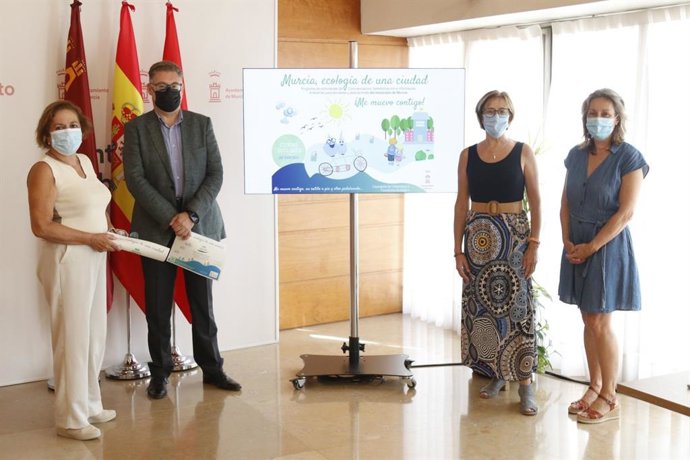 El concejal de Urbanismo y Transición Ecológica, Andrés Guerrero, presenta el programa 'Murcia, ecología de una ciudad', dirigido a los escolares del municipio