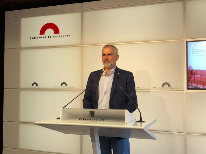 El líder de Cs en Catalunya, Carlos Carrizosa, en rueda de prensa en el Parlament el 7 de septiembre de 2021.