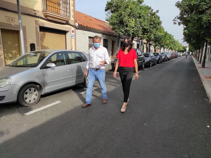 Purificación Joyera y David Dorado caminan por la reformada calle Secunda Romana.