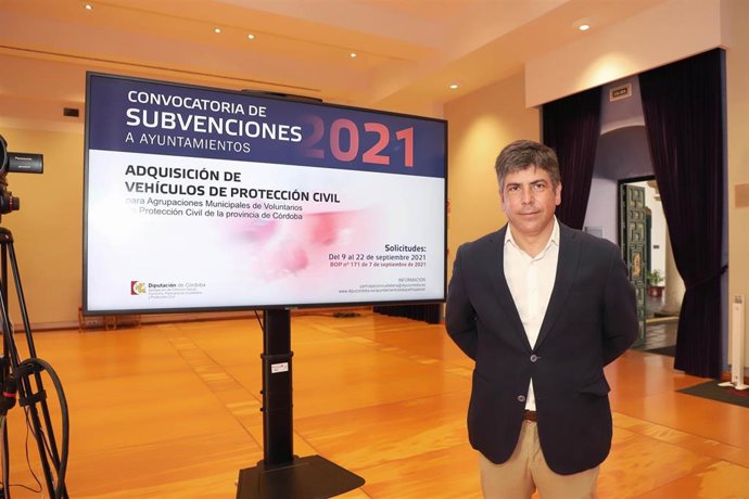 El delegado de Consumo, Participación Ciudadana y Protección Civil de la Diputación de Córdoba, Rafael Llamas, en rueda de prensa.