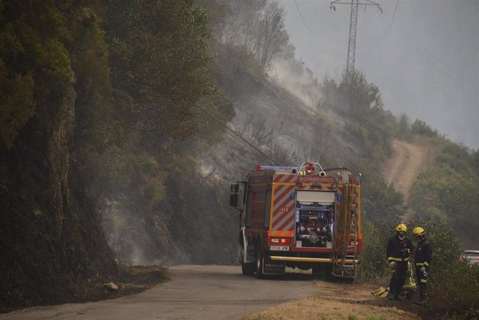 Un camión de bomberos trata de sofocar los Incendios de un fuego en el municipio de Quiroga (Margaride), en la provincia de Lugo a 6 de septiembre de 2021, en Galicia (España). Este nuevo incendio, el segundo en un día, avanza sin control y ya calcina u