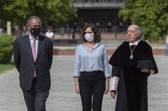 El consejero de Educación, Enrique Ossorio; la presidenta de la Comunidad de Madrid, Isabel Díaz Ayuso, y el rector de la Universidad Carlos III, Juan Romo, a su llegada al solemne acto oficial de apertura del curso académico 2021/22