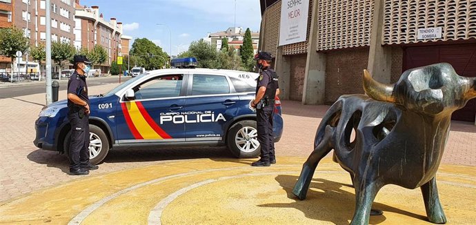 Imagen de uno de los operativos de la Policía Nacional en la plaza de toros de Palencia.
