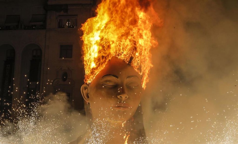 Crem de la falla La Meditadora, en la Plaza del Ayuntamiento de Valncia, a 5 de septiembre de 2021, en Valncia, Comunidad Valenciana (España).