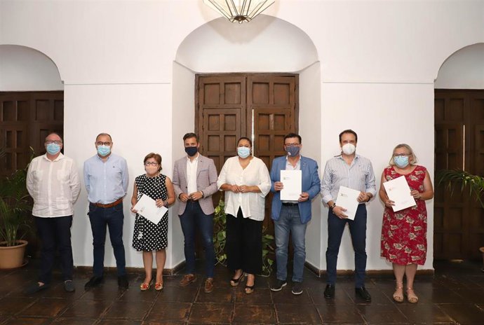 La presidenta de Iprodeco, Dolores Amo (cuarta por la dcha.), tras la firma de los convenio para el desarrollo de ferias y encuentros productivos.