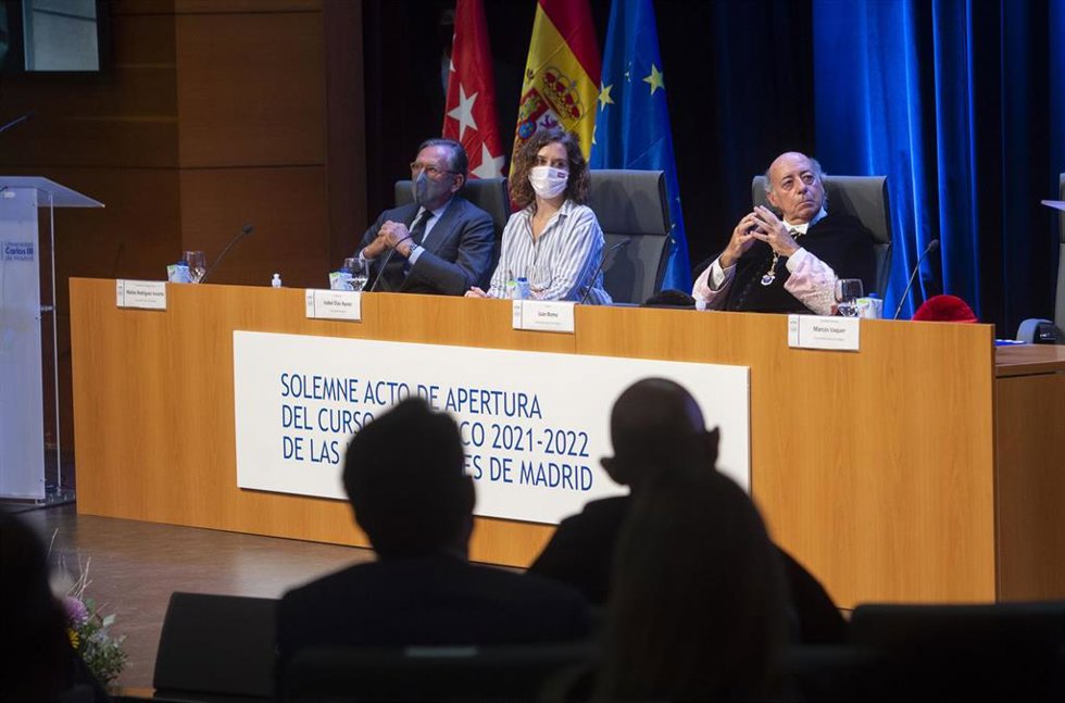 (I-D) El presidente del Consejo Social de la Universidad Carlos III de Madrid, Matías Rodríguez Inciarte; la presidenta de la Comunidad de Madrid, Isabel Díaz Ayuso, y el rector de la Universidad Carlos III, Juan Romo, durante el solemne acto oficial de