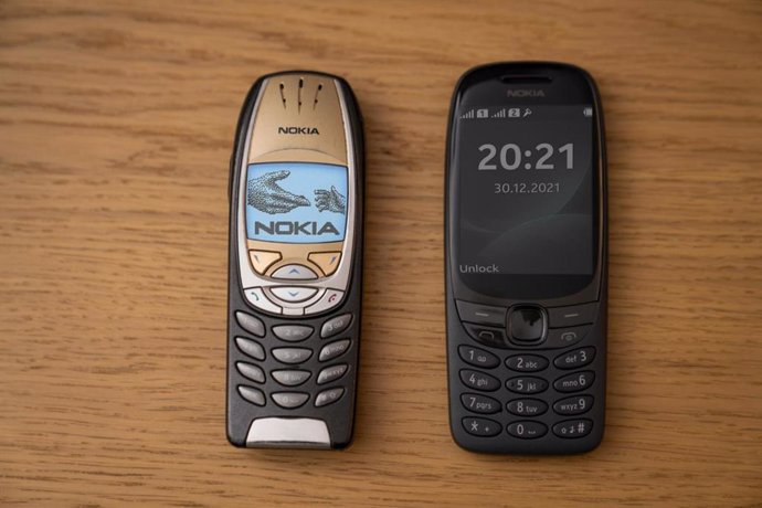 Nokia 6310 del año 2001 (izquierda) y el nuevo modelo actualizado de la gama Originals (2021)