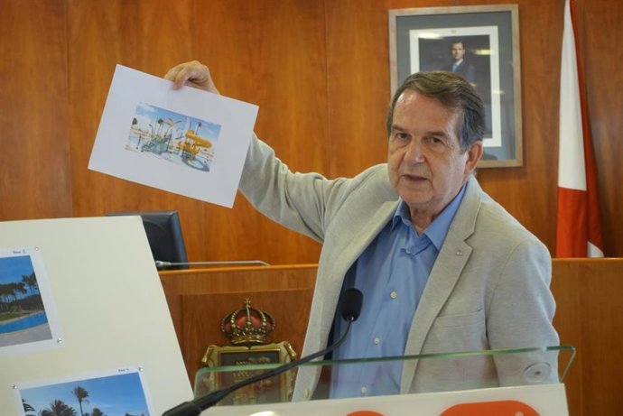 El alcalde de Vigo, Abel Caballero, presenta en rueda de prensa el proyecto para convertir las piscinas de Samil en un "gran parque acuático".