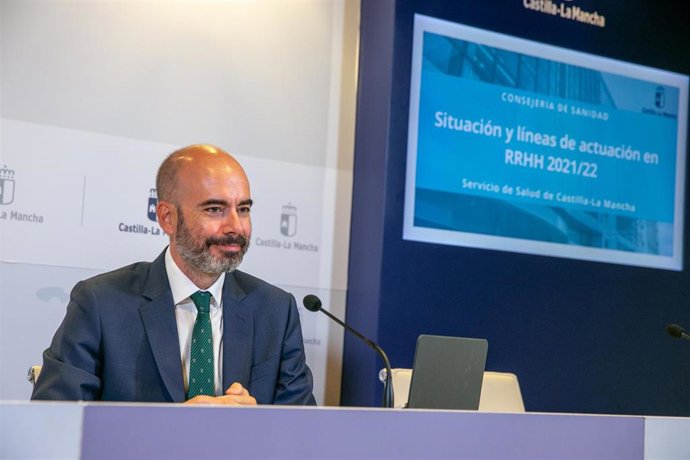 El director general de Recursos Humanos del SESCAM, Iñigo Cortázar, informa en rueda de prensa sobre la situación de Recursos Humanos del Servicio de Salud de Castilla-La Mancha en la pandemia y sobre las líneas de actuación en los próximos meses.