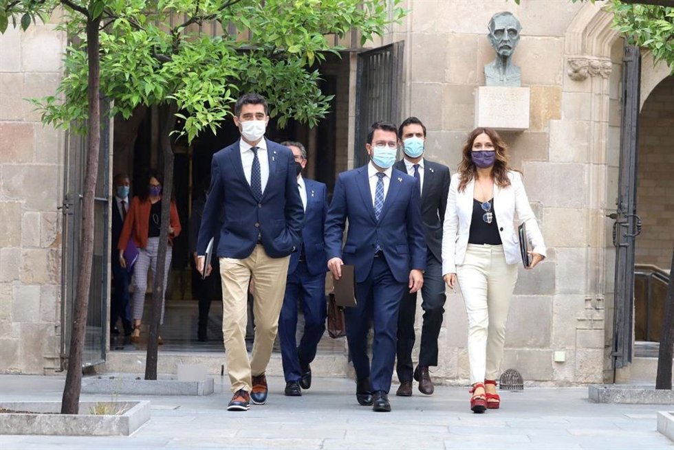El presidente de la Generalitat, Pere Aragons, junto al vicepresidente, Jordi Puigneró, la consellera de Presidencia, Laura Vilagr, y el de Empresa y Trabajo, Roger Torrent, entre otros, a su llegada al Consell Executiu.