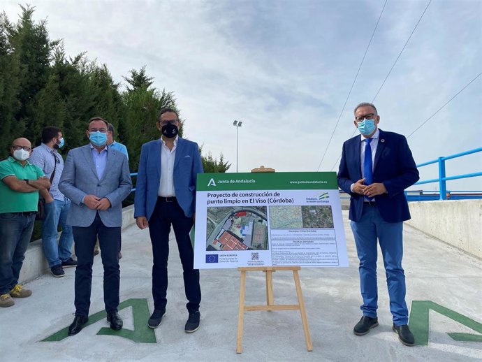El delegado territorial de Desarrollo Sostenible de la Junta de Andalucía en Córdoba, Giuseppe Aloisio (centro), en la entrega del Punto Limpio al Ayuntamiento de El Viso .