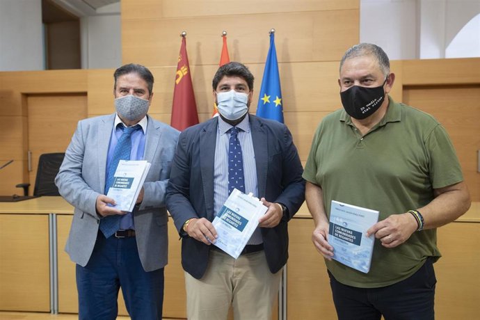 De izquierda a derecha, Pérez, López Miras y Jiménez, en la presentasción del libro