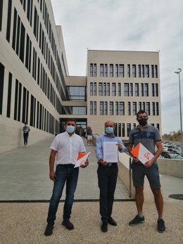 El secretario de Acción Institucional de Cs en Guadalajara, Israel Marco, acompañado de los ediles que la formación naranja tiene en Tendilla, Carlos Morales y Germán Sánchez