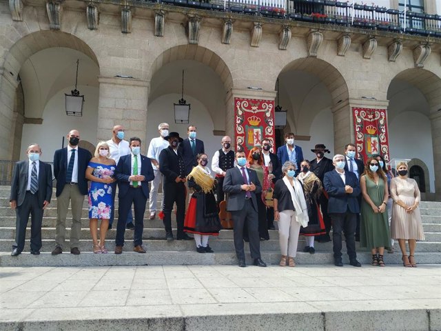 Acto institucional del Día de Extremadura que se ha celebrado en las escalinatas del Ayuntamiento de Cáceres